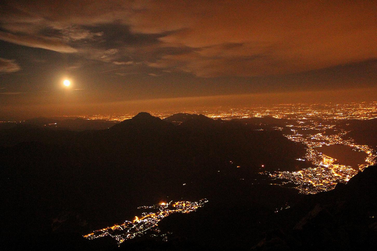 La pianura padana di notte dalla Grignetta 2177m